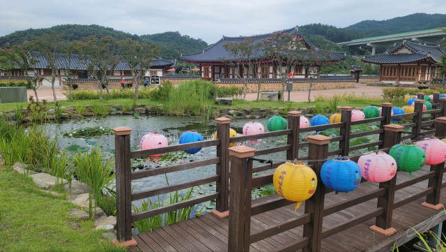 신라불교 초전지앞 연못