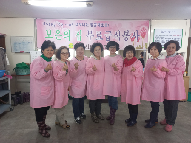 경산시여성단체협의회 박미경 회장과 회원 20여 명은 13~15일 경산시 사정동 보은의 집에서 무료급식 봉사를 했다.