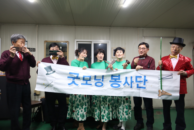 굿모닝예술단 단원들. 왼쪽부터 전우식 부단장, 김태훈 단장, 김진숙 하모니카 담당, 장순화 오카리나·우쿨렐레 담당, 최순분 오카리나·우쿨렐레 담당, 김창곤 총무 및 마술담당, 오병대 하모니카 및 음향 담당. 이화섭 기자.