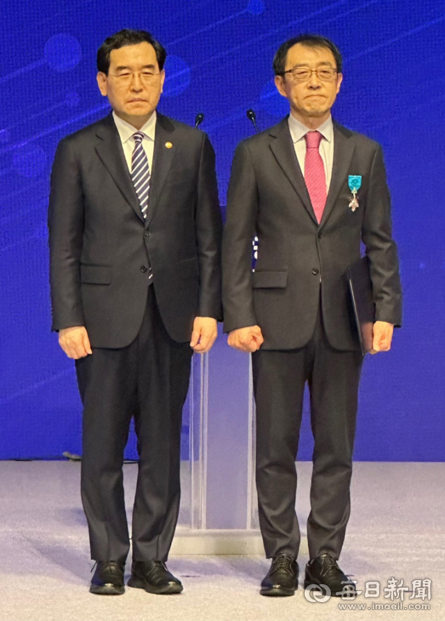허용훈(오른쪽) 건화이엔지 대표이사가 15일 제50회 상공의 날 기념식에서 산업포장을 수상하고 이창양 산업통상자원부 장관과 기념사진을 촬영하고 있다.