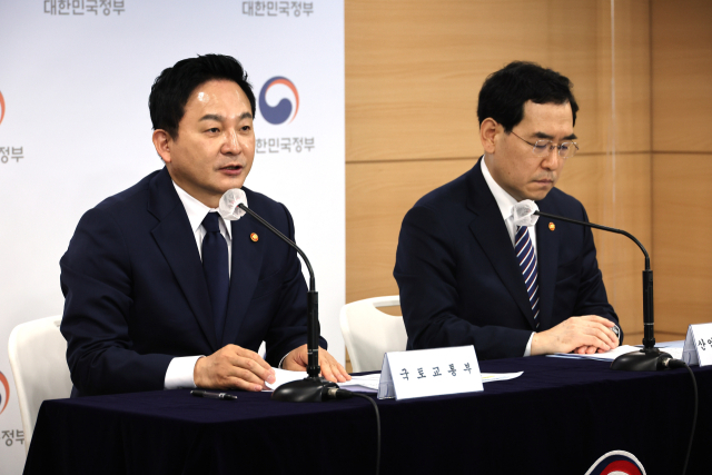원희룡(왼쪽) 국토교통부 장관과 이창양 산업통상자원부 장관이 15일 정부서울청사 브리핑실에서 국가첨단산업 육성전략을 발표하고 있다. 연합뉴스