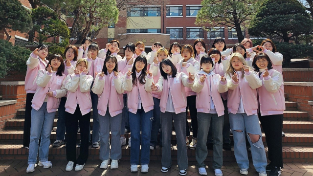 2023년 제1회 과정평가형 미용사(일반) 국가기술자격시험 합격생과 지도교수. 계명문화대 제공