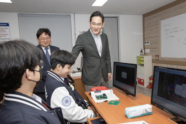 이재용 삼성전자 회장이 지난 7일 구미전자공고를 방문, 인쇄회로기판(PCB) 설계 수업 현장을 참관하고 있다. 삼성전자 제공
