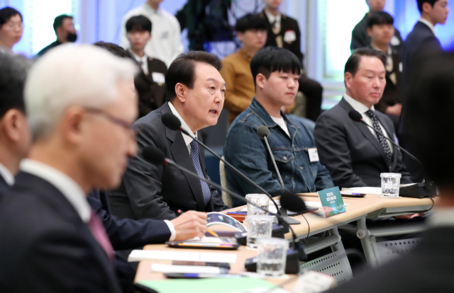 윤석열 대통령이 15일 청와대 영빈관에서 열린 제14차 비상경제민생회의에서 발언하고 있다. 연합뉴스