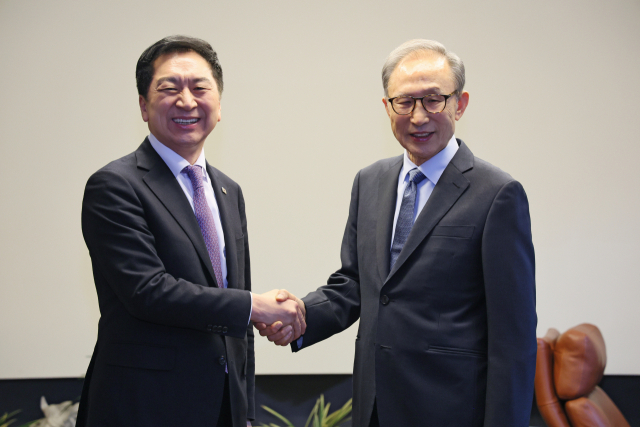 국민의힘 김기현 대표가 15일 오후 서울 강남구 이명박 전 대통령의 사저를 방문, 이 전 대통령과 악수하고 있다. 연합뉴스