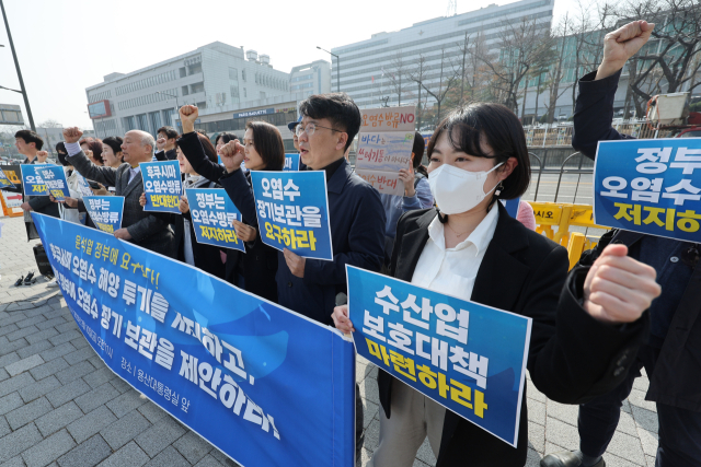 일본방사성오염수방류저지공동행동, 한일역사정의평화행동 등 시민단체가 10일 오전 서울 용산 대통령 집무실 인근에서 윤석열 정부의 일본 정부 후쿠시마 방사성 오염수 장기보관 요구를 촉구하는 기자회견을 하고 있다. 연합뉴스