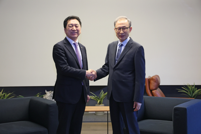 국민의힘 김기현 대표가 15일 오후 서울 강남구 이명박 전 대통령의 사저를 방문, 이 전 대통령과 악수하고 있다. 연합뉴스