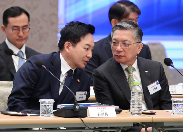원희룡 국토교통부 장관이 15일 청와대 영빈관에서 열린 제14차 비상경제민생회의에서 이한준 한국토지주택공사(LH) 사장과 대화하고 있다. 연합뉴스