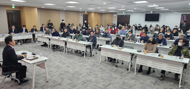 안동시는 15일 행정이원화로 불편을 겪고 있는 도청신도시 주민들과 정주여건 개선 간담회를 가졌다. 권기창 시장이 직접 주민들의 물음에 답했다. 엄재진 기자