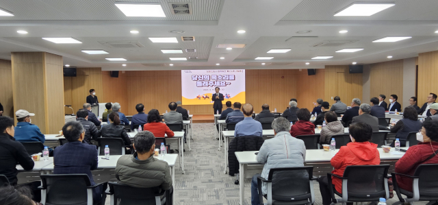안동시는 15일 행정이원화로 불편을 겪고 있는 도청신도시 주민들과 정주여건 개선 간담회를 가졌다. 권기창 시장이 직접 주민들의 물음에 답했다. 엄재진 기자