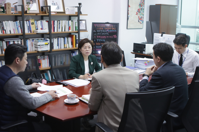 김정재 국회의원이 15일 국회에서 이윤상 철도국장을 만나 