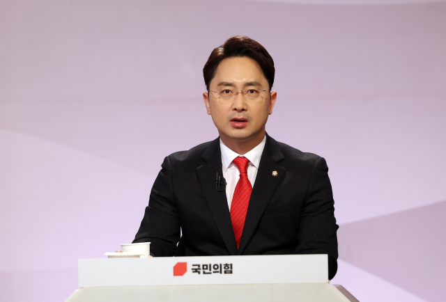 15일 오전 서울 KBS 스튜디오에서 중앙선거관리위원회 산하 중앙선거방송토론위원회가 개최한 제1차 정책토론회에 앞서 국민의힘 김병욱 원내부대표가 준비하고 있다. 연합뉴스