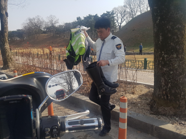 경주경찰서 남교모 경위가 구조를 마친 뒤 물 밖으로 나오고 있다. 경주경찰서 제공