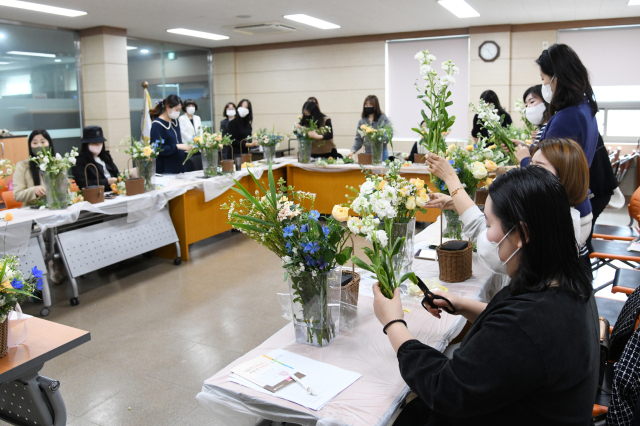 임산부들이 꽃바구니를 제작하고 있다. 영주시 제공