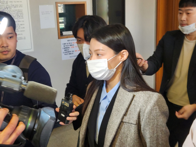 조국 전 법무부 장관 딸 조민 씨가 16일 오후 부산지법에서 열리는 재판에 증인신문을 위해 출석하고 있다. 이날 법원에서는 조민 씨가 부산대 의전원 입학허가 취소 관련 재판 증인으로 출석한다. 연합뉴스