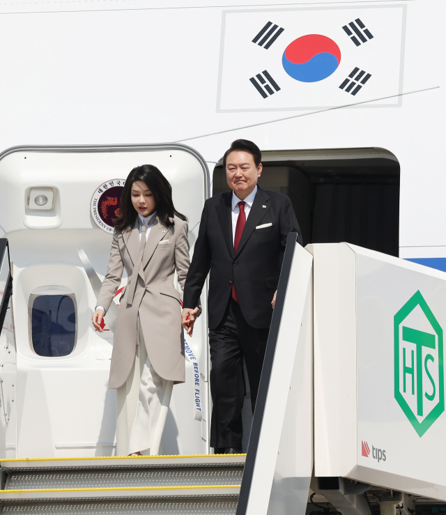 1박2일 일정으로 일본을 방문한 윤석열 대통령과 김건희 여사가 16일 일본 도쿄 하네다공항에 도착, 공군1호기에서 내리고 있다. 연합뉴스