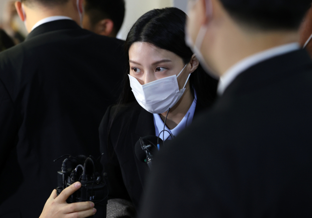 조국 전 법무부 장관 딸 조민씨가 16일 부산대 의전원(의학전문대학원) 입학허가 취소 관련 재판에 증인으로 출석하며 취재진 질문을 받은 뒤 인사하고 있다． 연합뉴스