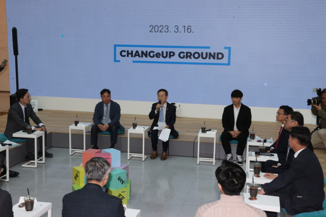 16일 오후 포항시 남구 지곡동 포스텍 체인지업그라운드에서 이종호 과기정통부장관과 창업 기업들이 간담회를 갖고 있다. 포항시 제공