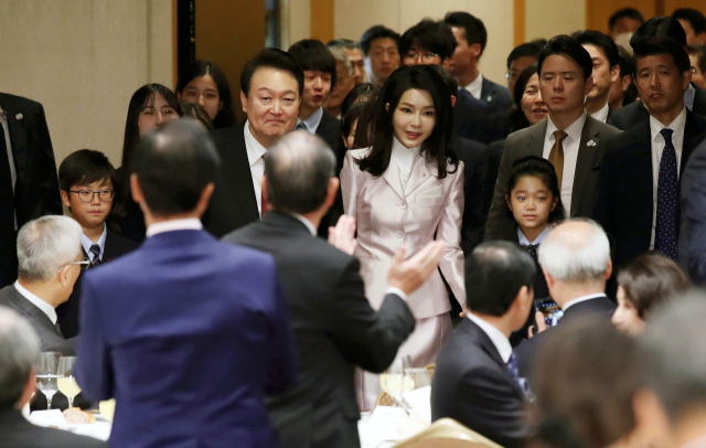 1박 2일간의 일정으로 일본을 방문한 윤석열 대통령과 김건희 여사가 16일 도쿄 한 호텔에서 열린 재일동포 오찬 간담회에 입장하고 있다. 연합뉴스