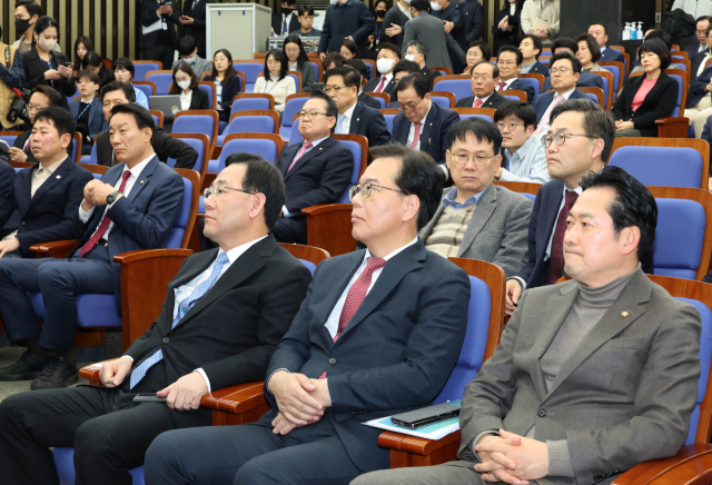 국민의힘 주호영 원내대표(앞줄 왼쪽부터)와 송언석 원내수석부대표, 장동혁 원내대변인 등 참석의원들이 16일 국회에서 열린 정책의원총회에서 김기현 대표의 발언을 듣고 있다. 연합뉴스