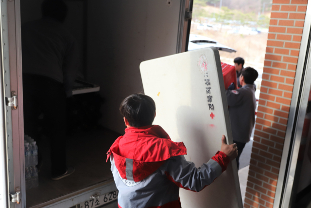 경북적십자사 직원들이 상주 외남면 산불 현장에 보낼 물자를 싣는 모습. 경북적십자사 제공