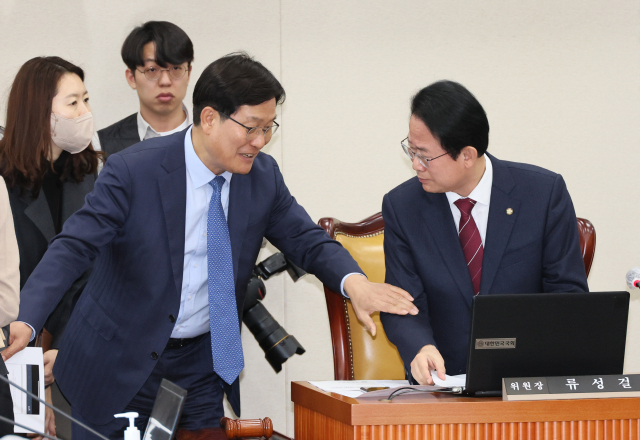 16일 오전 국회에서 열린 기획재정위원회 조세소위에서 류성걸 위원장이 야당 간사인 더불어민주당 신동근 의원과 대화하고 있다. 연합뉴스