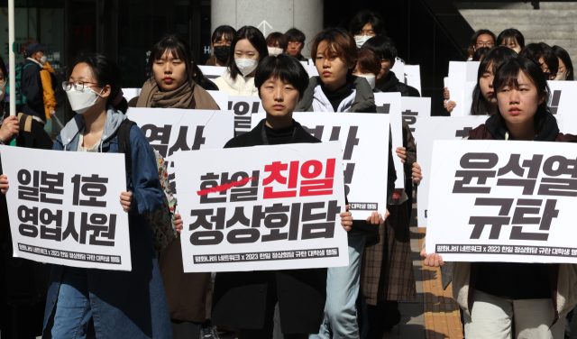 16일 서울 용산역 광장 강제징용노동자 상 앞에서 평화나비 네트워크 회원들이 