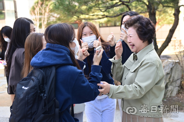 남성희 대구보건대 총장이 15일 운동화를 신고 캠퍼스를 누비며 신입생들의 대학 생활을 응원하고 있다. 대구보건대 제공