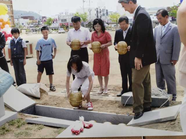 경북 성주초등학교는 2007년 개교 100주년을 기념하는 타임캡슐을 묻었다. 성주초교 제공