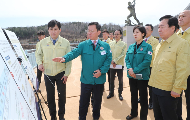 한화진 환경부장관이 16일 안동을 찾아 안동댐 가뭄대책을 점검하고, 안동댐 자연환경보전지역 용도변경을 위한 환경영향평가의 조속한 마무리 등 안동지역 현안에 대해 의견을 나누었다. 김형동 의원이 안동댐 주변 자연환경보전지역 용도변경에 대해 조속한 환경영향평가 마무리를 촉구하고 있다. 안동시 제공