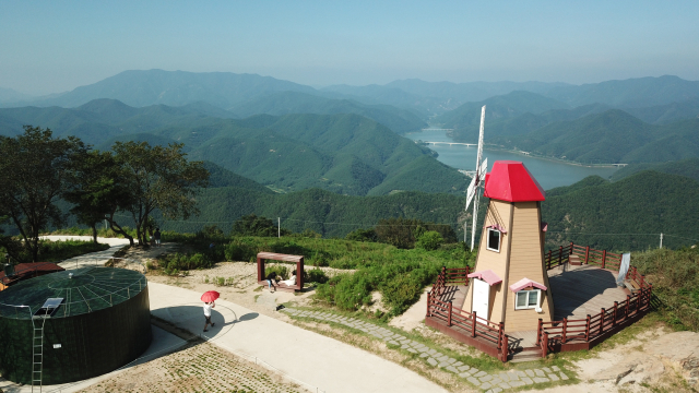 화산마을 전망대 뒤로 군위댐이 보인다.