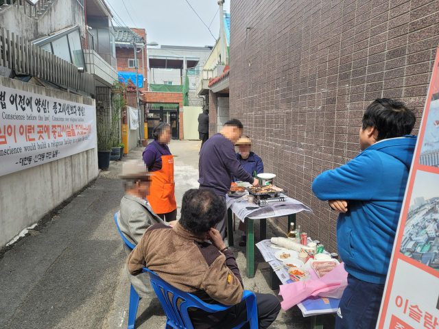 17일 오후 12시 30분 북구 대현동 이슬람사원 건설 현장 인근에서 주민들끼리 삼겹살 파티가 열렸다. 박성현 기자
