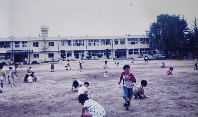 1995년 학생들이 운동장에서 뛰어놀던 성주초등학교 전경. 성주초교 제공