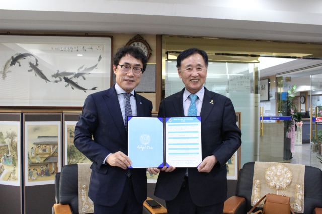 최영수 크레텍 회장(오른쪽)이 대구FC엔젤클럽 다이아몬드 아너스 회원에 16일 가입했다. 엔젤클럽 제공