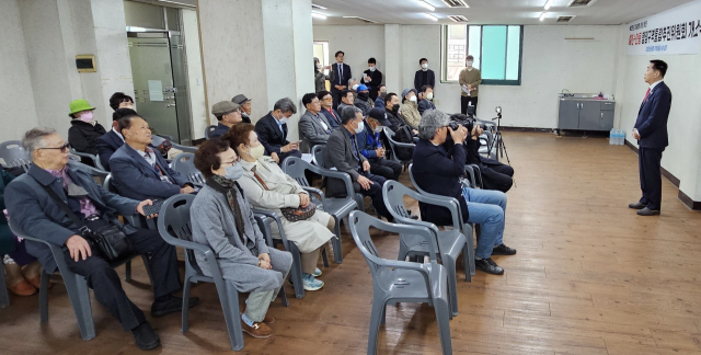 안동과 예천 행정구역 통합을 둘러싸고 반대 목소리가 강했던 예천지역에서 통합을 찬성하는 민간협의체가 구성돼 본격 통합 운동에 나선다. 사진은 17일 통합추진위 사무실 개소와 출정식에서 권호량 위원장이 인사말을 하고 있다. 엄재진 기자