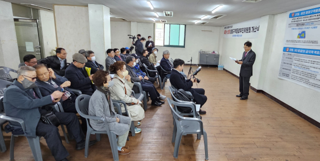 안동과 예천 행정구역 통합을 둘러싸고 반대 목소리가 강했던 예천지역에서 통합을 찬성하는 민간협의체가 구성돼 본격 통합 운동에 나선다. 사진은 17일 통합추진위 사무실 개소와 출정식에서 김진영 사무국장이 출정문을 낭독하고 있다. 엄재진 기자
