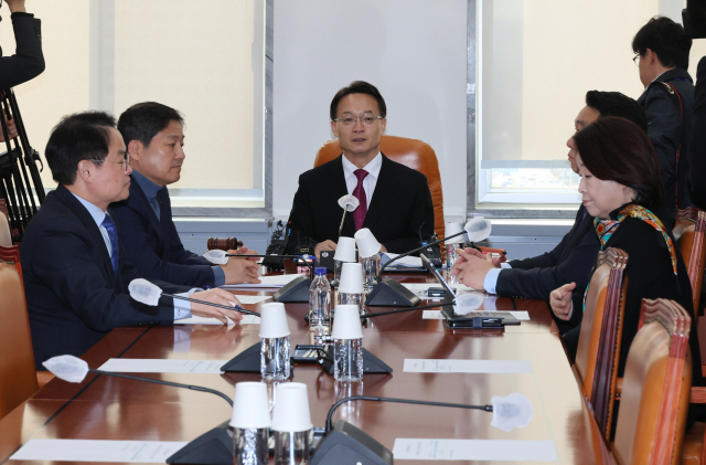 17일 오전 국회에서 열린 정치개혁특별위원회 정치관계법개선소위원회에서 조해진 위원장이 회의를 주재하고 있다. 연합뉴스