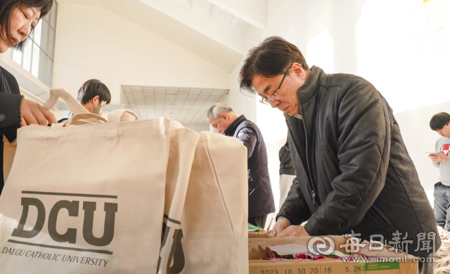 성한기 대구가톨릭대 총장이 2023학년도 신입생들에게 나눠줄 선물을 직접 포장하고 있는 모습. 대구가톨릭대 제공