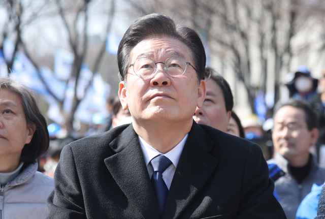 더불어민주당 이재명 대표가 18일 오후 서울시청 인근에서 열린 강제동원 해법 및 한일정상회담을 규탄하는 3차 범국민대회에 참석하고 있다. 연합뉴스
