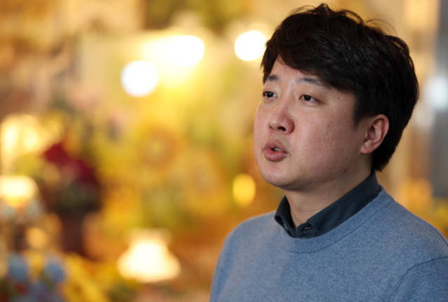 이준석 국민의힘 전 대표가 5일 경남 창원시 마산합포구 부림시장을 찾아 같은 당 천아용인(천하람·허은아·김용태·이기인) 후보의 지지를 호소하고 있다. 자료사진 연합뉴스