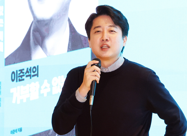 국민의힘 이준석 전 대표가 19일 오후 경기도 성남시 분당구의 한 카페에서 열린 저서 