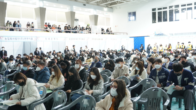 경북도는 지역기업의 인력난을 해소하고 지역 대학교 유학생들에게 일자리를 제공하고자 지난달 17일 경산시 대구대학교 실내체육관에서