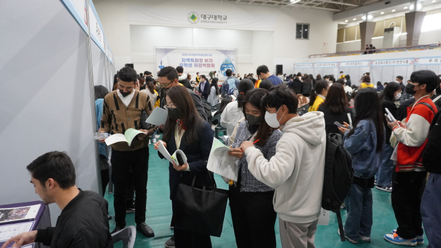 경북도는 지역기업의 인력난을 해소하고 지역 대학교 유학생들에게 일자리를 제공하고자 지난달 17일 경산시 대구대학교 실내체육관에서
