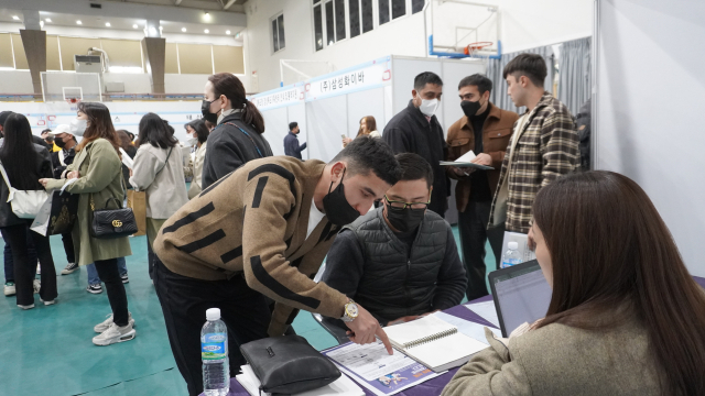 경북도는 지역기업의 인력난을 해소하고 지역 대학교 유학생들에게 일자리를 제공하고자 지난달 17일 경산시 대구대학교 실내체육관에서 