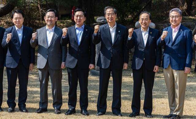 한덕수 국무총리(왼쪽 네 번째)와 국민의힘 김기현 대표(왼쪽 세 번째)등 참석자들이 19일 오후 서울 종로구 총리공관에서 열린 당정 협의에 앞서 파이팅을 외치며 기념 촬영을 하고 있다. 국민의힘 성일종 정책위의장, 주호영 원내대표, 김기현 대표, 한덕수 총리, 추경호 경제부총리, 박진 외교부 장관. 연합뉴스