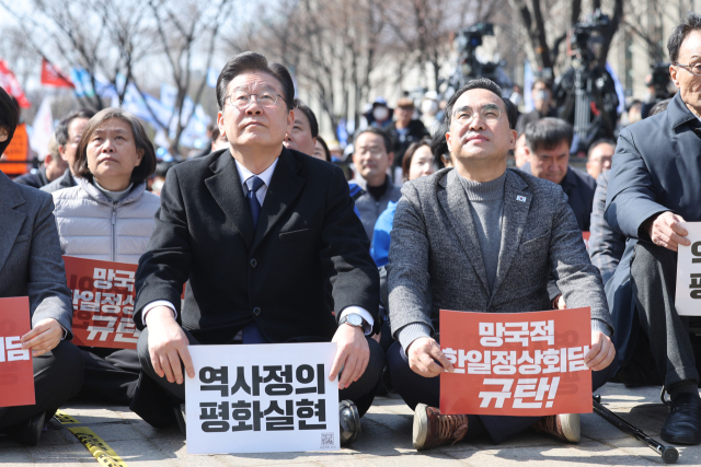 더불어민주당 이재명 대표(왼쪽), 박홍근 원내대표가 18일 오후 서울시청 인근에서 열린 강제동원 해법 및 한일정상회담을 규탄하는 3차 범국민대회에 참석하고 있다. 연합뉴스