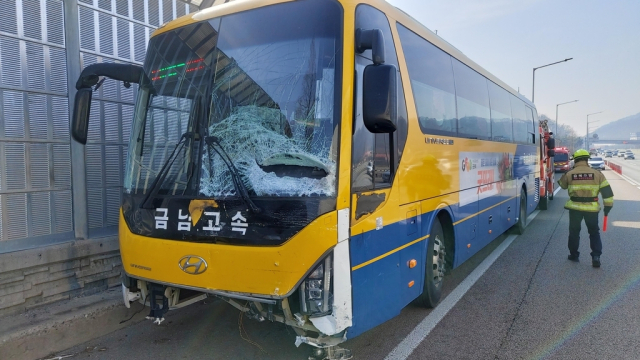 19일 오전 9시 30분쯤 충북 청주시 경부고속도로 상행선에서 발생한 교통사고로 고속버스가 파손된 모습. 연합뉴스