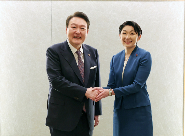 1박2일 일정으로 일본을 방문한 윤석열 대통령이 17일 도쿄 한 호텔에서 오부치 게이조 전 일본 총리의 딸인 일한의원연맹 오부치 유코 부회장과 기념촬영을 하고 있다 . 연합뉴스