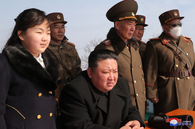 북한은 지난 18∼19일 김정은 국무위원장이 딸 '주애'와 함께 참관한 가운데 전술핵운용부대들의 '핵반격 가상 종합전술훈련'을 진행했다고 조선중앙통신이 20일 보도했다. 김 위원장은 훈련에서 