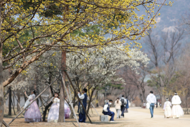 포근한 날씨를 보인 19일 경복궁을 찾은 외국인 관광객과 시민들이 오가고 있다. 연합뉴스